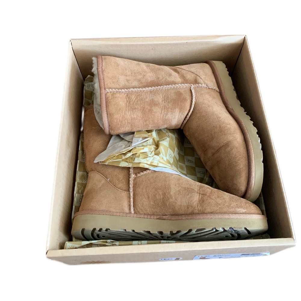 UGG Classic Short Boot